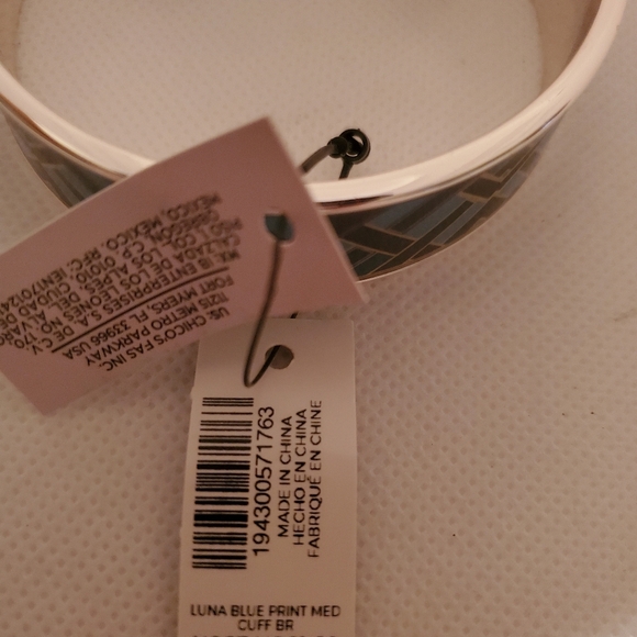 Chico's Silver and Enamel Bangle Bracelet with Chevron Design NWT - Picture 5 of 8